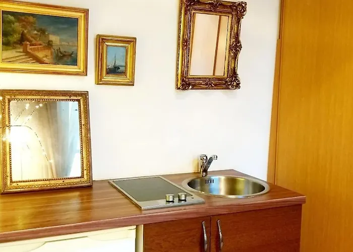 Small Luxurious Room In The Heart Of Saint Germain