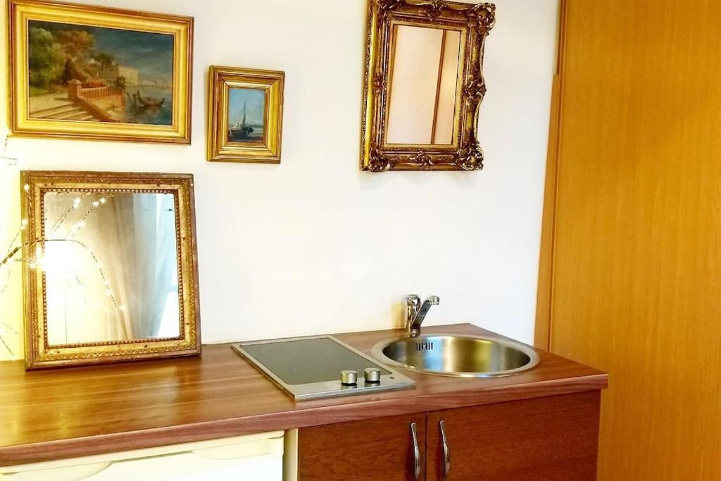 Small Luxurious In The Heart Of Saint Germain * Parijs